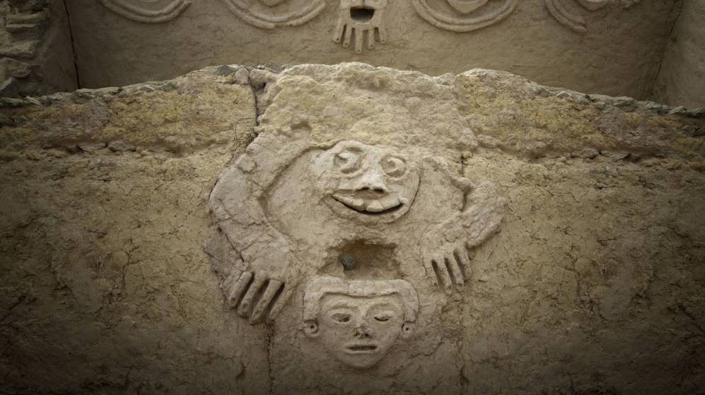 Lee más sobre el artículo Hallan en Perú un mural tallado hace 3.800 años que podría señalar al cambio climático